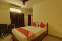 OYO Aiwan E Ashraf Suites Near Snow City