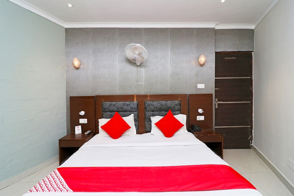 OYO Hotel Metro Tower Near Ambience Mall, Vasant Kunj Delhi, Delhi