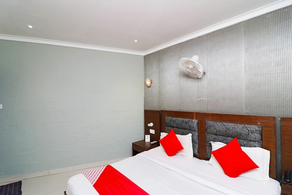 OYO Hotel Metro Tower Near Ambience Mall, Vasant Kunj Delhi, Delhi