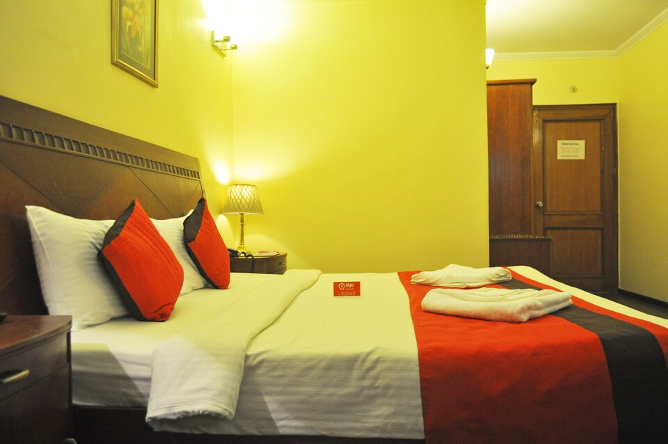 OYO Premium 139 DLF Phase 1, Golf Course Road, Gurgaon