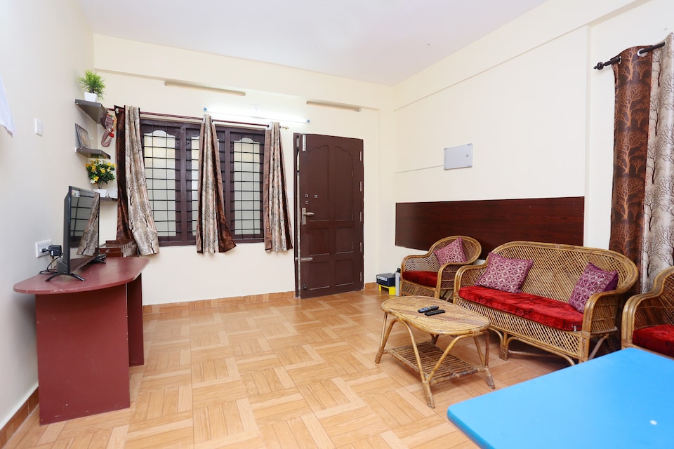 OYO Home 24997 Modern 2BHK Trivandrum, Medical College - Pattom, Trivandrum