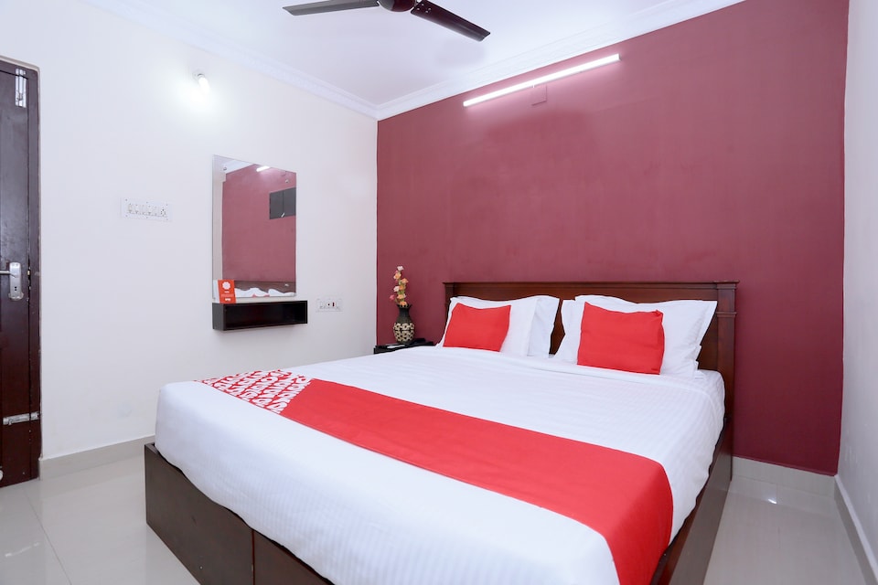 OYO 25012 Kv Suites, Thoppumpady, Kochi