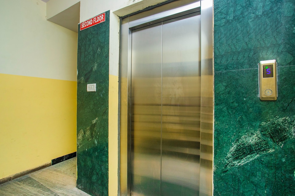OYO 25036 Suraksha Residency, Majestic Bangalore, Bangalore
