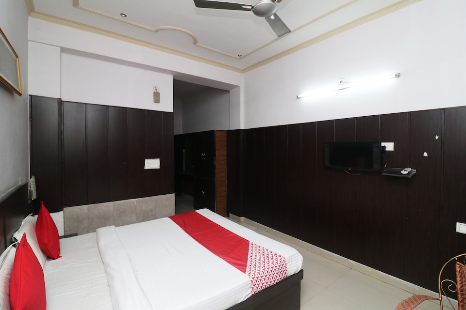 OYO 25037 Hotel Taj Heaven, Shilpgram, Agra