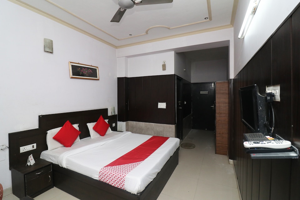 OYO 25037 Hotel Taj Heaven, Shilpgram, Agra