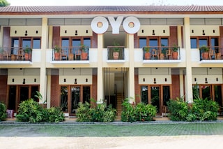 OYO 261 Sasono Putro Guest House