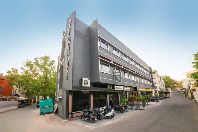 OYO Townhouse 110 MI Road