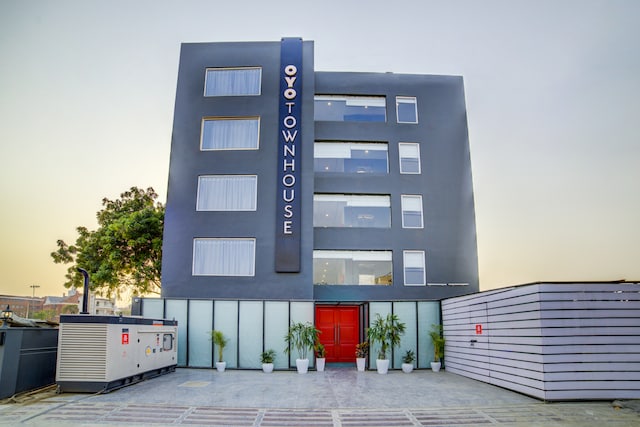 Townhouse Hongkong Bazaar Near Bestech Central Square Mall