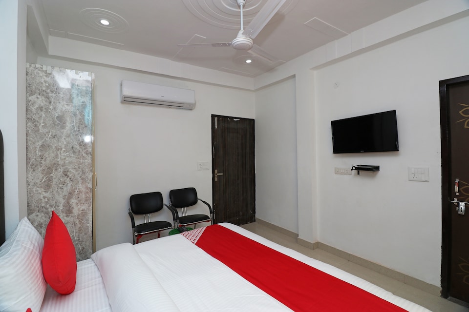 OYO Star Hotel Near Omaxe Celebration Mall, Medanta, Gurgaon