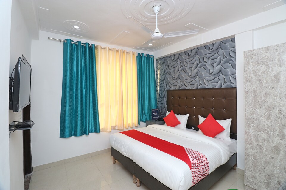OYO Star Hotel Near Omaxe Celebration Mall, Medanta, Gurgaon