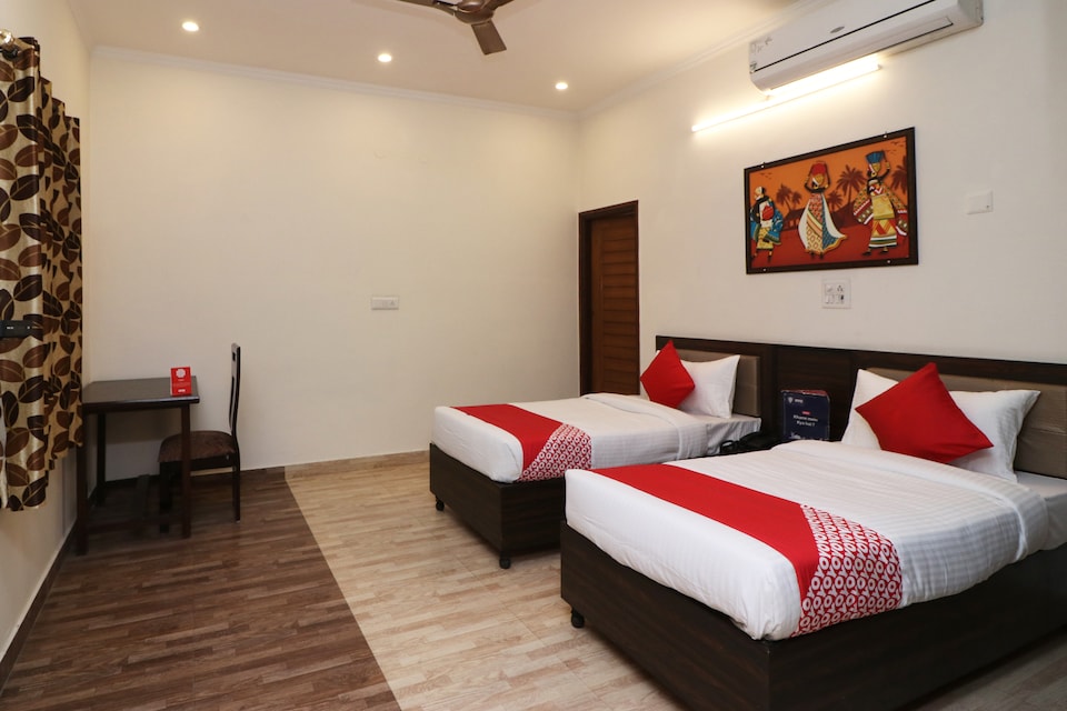 OYO Flagship 26451 Bata Chowk Metro Station Sector 12  Flagship