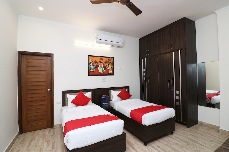 OYO Flagship 26451 Bata Chowk Metro Station Sector 12, Flagship