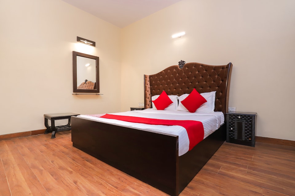 OYO 26610 Royal Town, Patel Nagar Delhi, Delhi