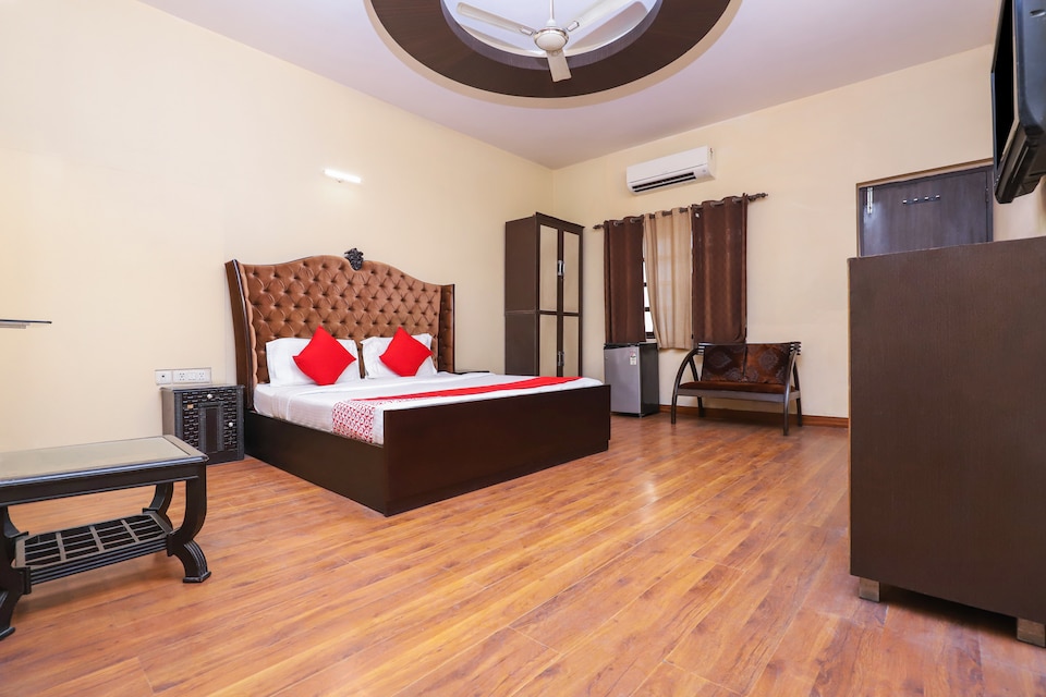 OYO 26610 Royal Town, Patel Nagar Delhi, Delhi
