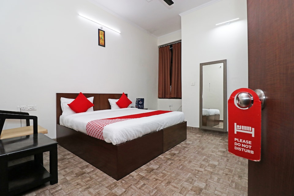 OYO 26611 आनंद मंगल होटल, Civil Lines Bareilly, बरेली