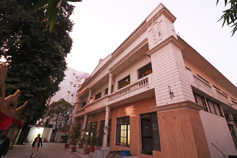 Capital O 26657 Vrindaban Guest House, Charbagh Lucknow, Lucknow