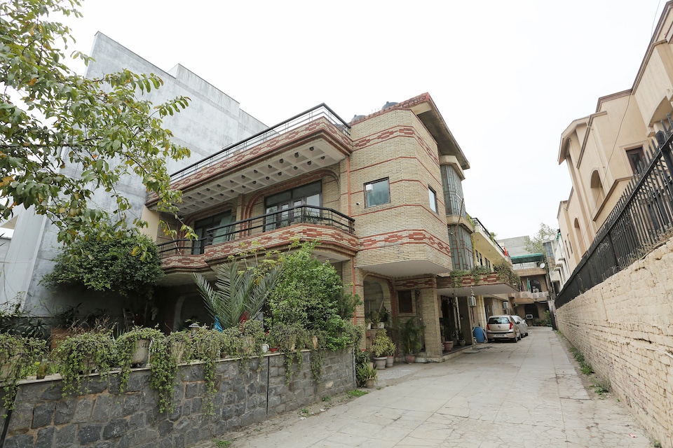 Capital O 26666 Refuge Home Stays, Pitampura - Rohini Delhi, Delhi