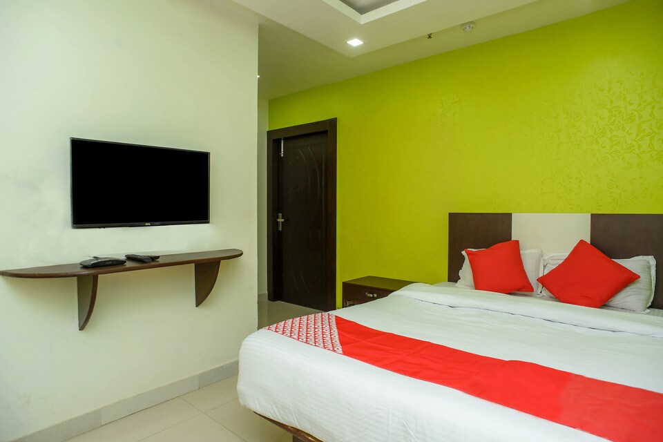 OYO 26676 Chirom Royal Luxury, Platan Bazar Guwahati, Guwahati