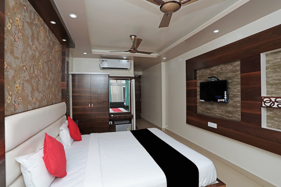 Capital 26726 Hotel New Horizon  Capital Puri  Book    2413 OYO