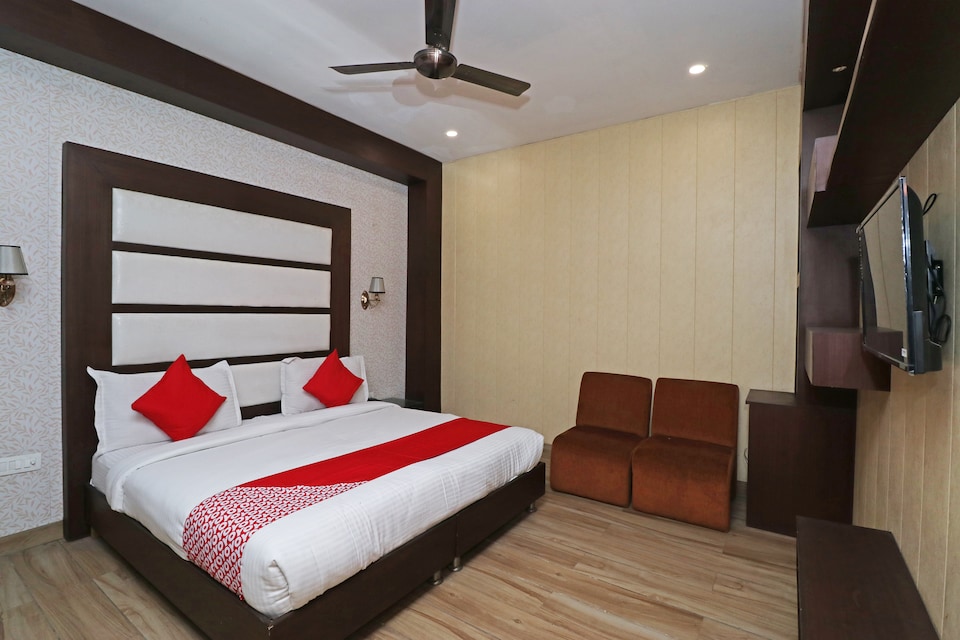 Live on DEL5117, Rajouri Garden Delhi, Delhi