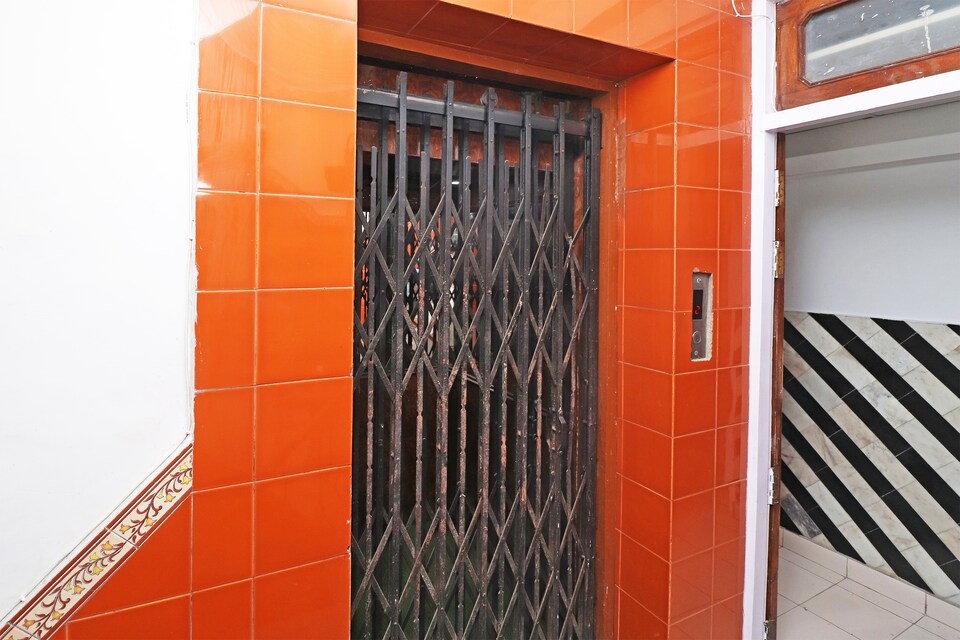 OYO 26779 Naznin Palace, Charbagh Lucknow, Lucknow