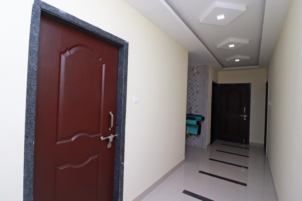 OYO Shreeji Palace, Station Road - Raipur, Raipur