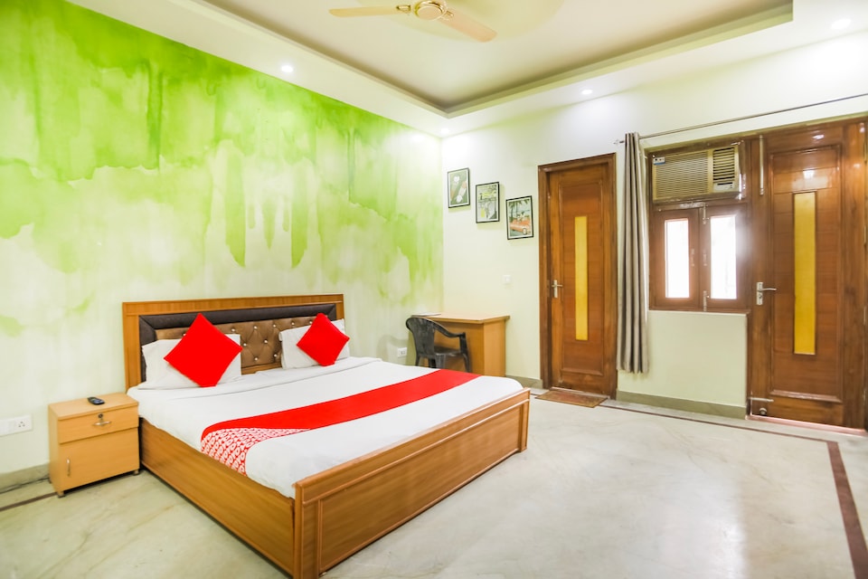 OYO 26921 Smg George 2, Noida Expressway SEZ, Noida
