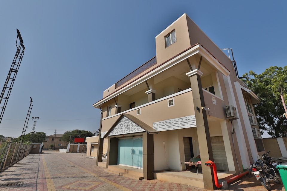 OYO 26945 Hotel Om Palace And Party Plot, Kalubha Road Bhavnagar, Bhavnagar