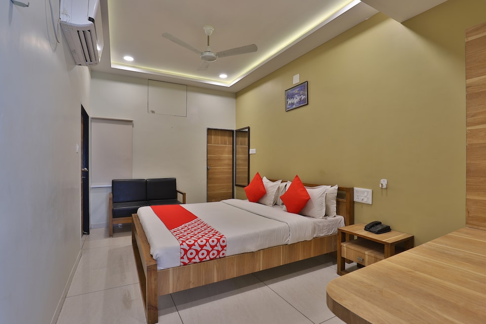 OYO 26945 Hotel Om Palace And Party Plot, Kalubha Road Bhavnagar, Bhavnagar