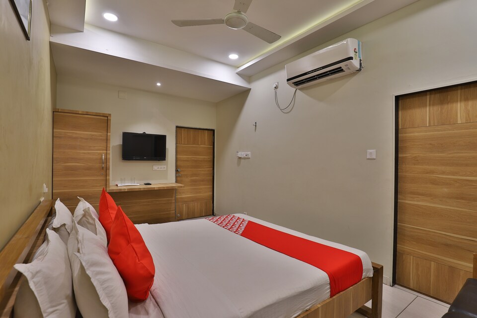 OYO 26945 Hotel Om Palace And Party Plot, Kalubha Road Bhavnagar, Bhavnagar