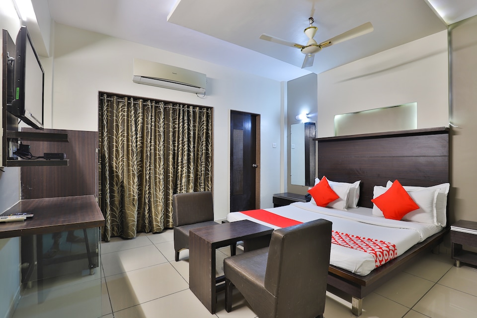Capital O 26998 Ravi Raj Hotel, SG Highway Ahmedabad, अहमदाबाद