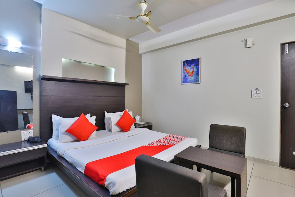 Capital O 26998 Ravi Raj Hotel, SG Highway Ahmedabad, अहमदाबाद