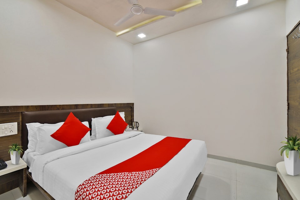 OYO 27031 Hotel Maan Palace, Chandkheda Ahmedabad, Ahmedabad