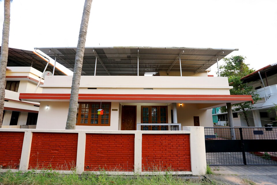 OYO 27641 Enticing Stay, Vytilla Kochi, Kochi