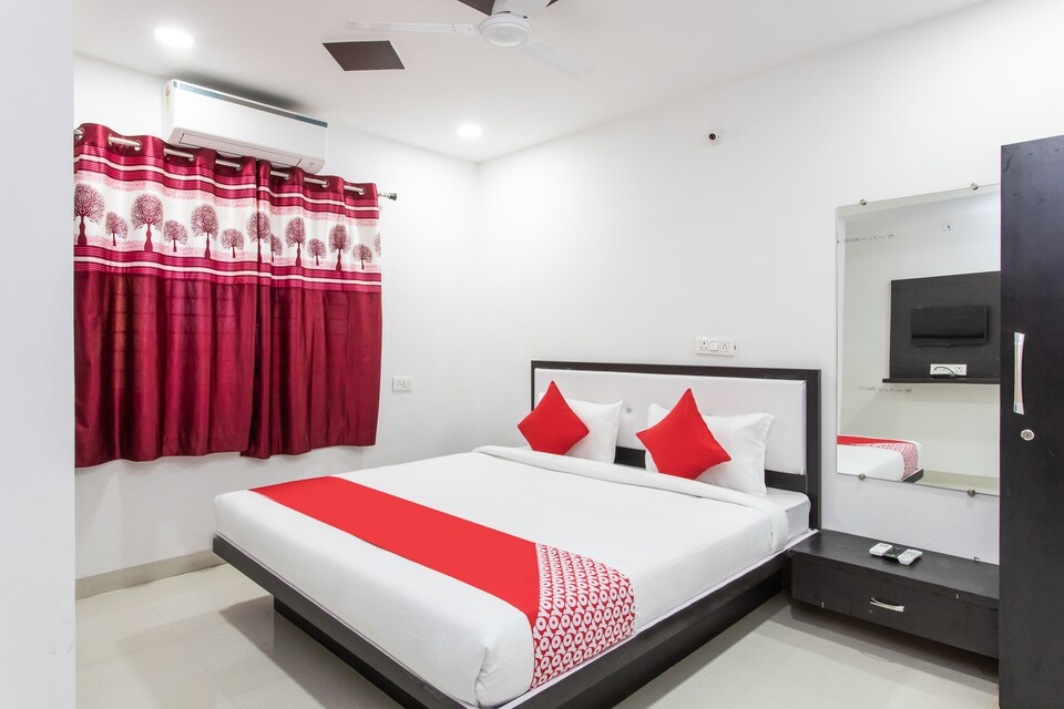 OYO 27655 Hotel Vinayak, Bapat Squre, Indore
