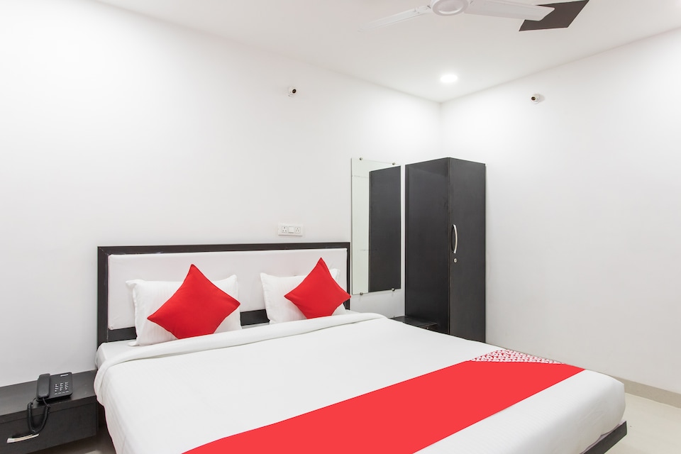 OYO 27655 Hotel Vinayak, Bapat Squre, Indore