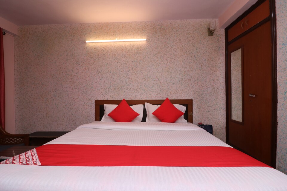 OYO 27699 Cedar Tree, The Mall Road-Shimla, Shimla