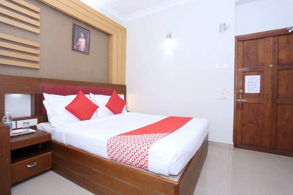 LIVE AS TVM064, M G Road Trivandrum, Trivandrum