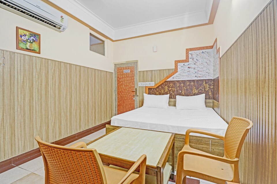 OYO 27790 Hotel Adhiraj Palace, Corporate Complex, Agra