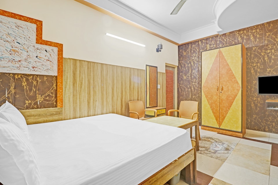OYO 27790 Hotel Adhiraj Palace, Corporate Complex, Agra