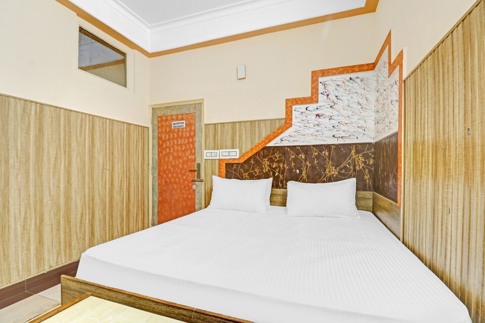 OYO 27790 Hotel Adhiraj Palace, Corporate Complex, Agra