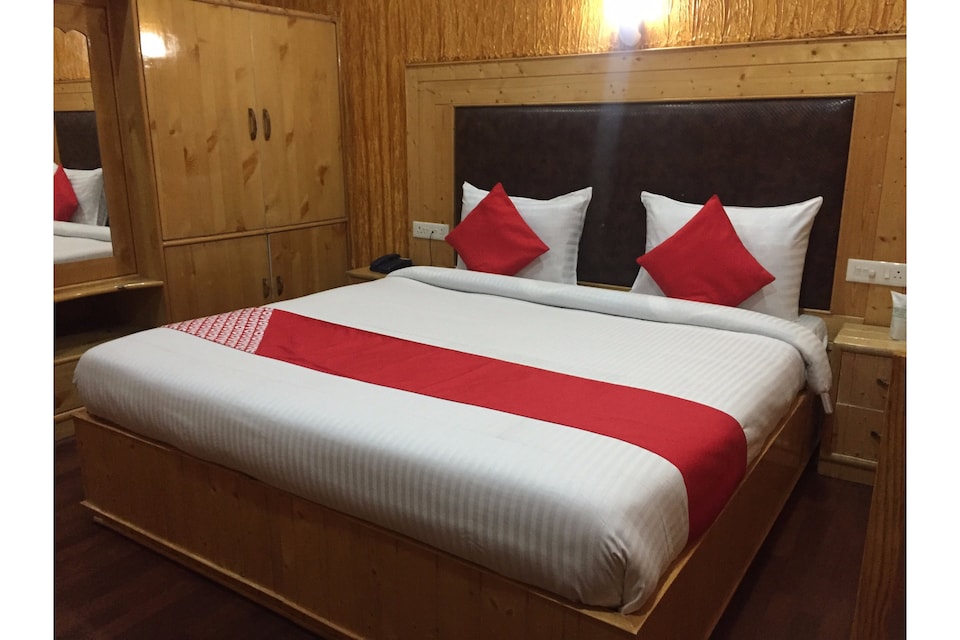 OYO 27855 Hotel Holiday Villa, Rainawari, Srinagar