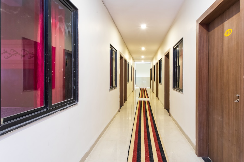 Hotel O Apple Tree, Bhawarkua Indore, Indore