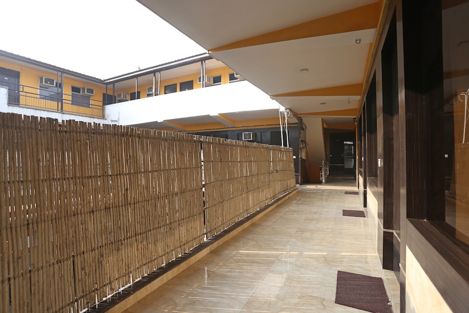 Hotel O Samrat, Old Gurgaon, गुड़गांव