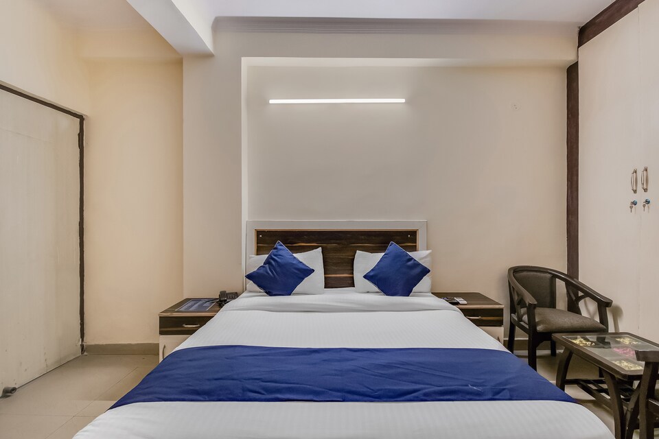 OYO SilverKey 27892 Shanti Complex, Noida Stadium, Noida