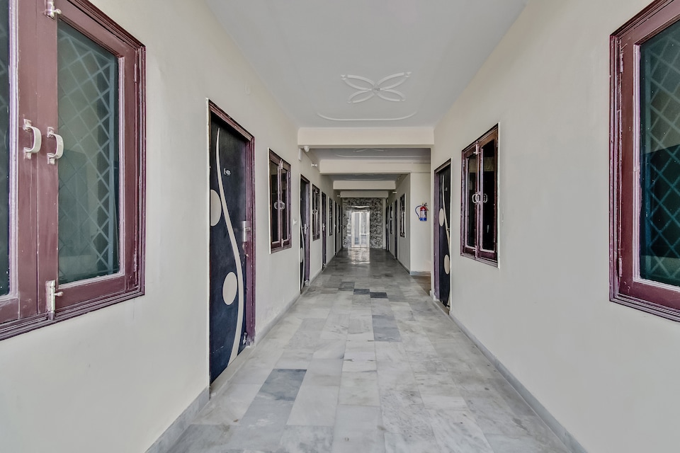 OYO SilverKey 27892 Shanti Complex, Noida Stadium, Noida