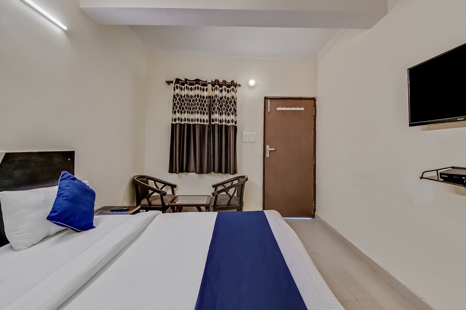 OYO SilverKey 27892 Shanti Complex, Noida Stadium, Noida