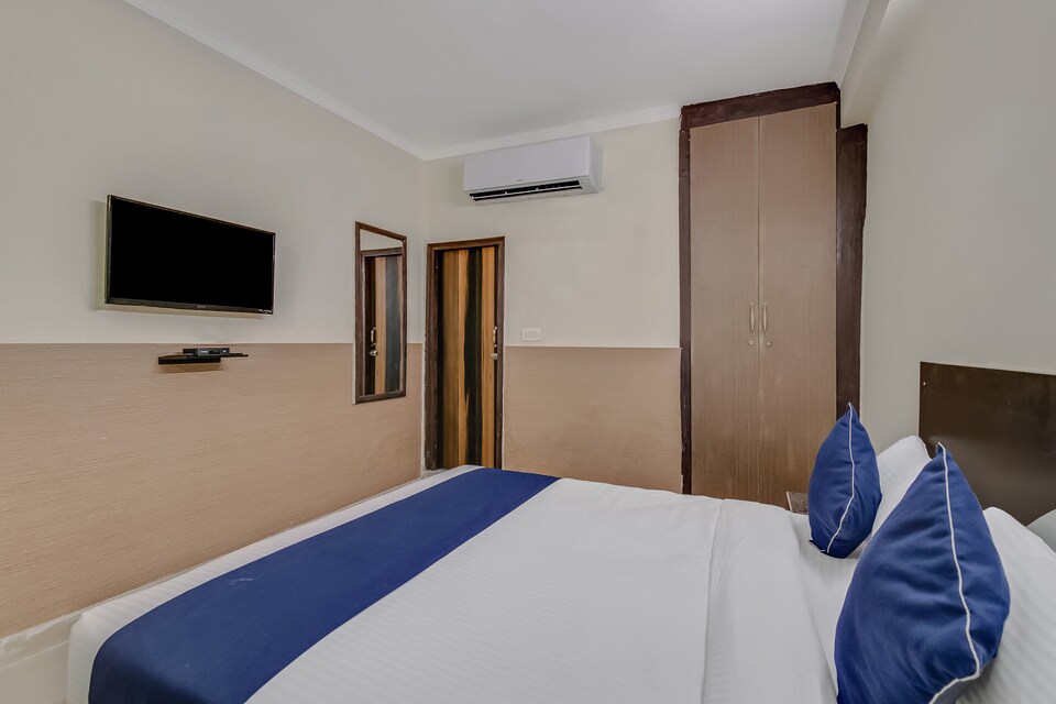 OYO SilverKey 27892 Shanti Complex, Noida Stadium, Noida