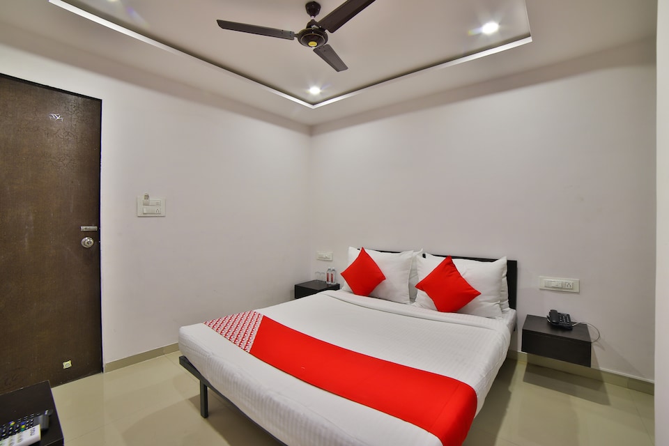  Live as SRT240, Airport Surat, Surat