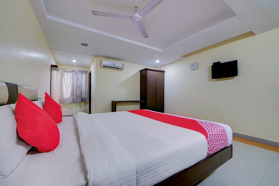 OYO 28033 Pradha Grand, Kukatpally, Hyderabad